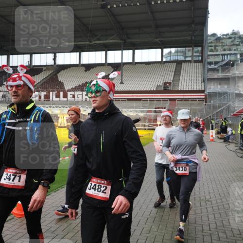 07.12.2025 - St. Pauli X-Mass-Run No. 15 Fabian Wolf http://msf.ph/oto/9421686 07.12.2025 11:47:30 Ziel 107, 121, 125, 131, 237, 254, 930, 992, 2221, 2223, 3416, 3419, 3430, 3471, 3482, 3594, 3596, 3655, 3664, 3754, 3770, 3798, 3800, 4883 meine-sportfotos.de