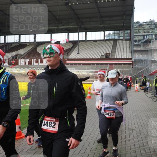 07.12.2025 - St. Pauli X-Mass-Run No. 15 Fabian Wolf http://msf.ph/oto/9421687 07.12.2025 11:47:30 Ziel 107, 121, 125, 131, 237, 254, 930, 992, 2221, 2223, 3416, 3419, 3430, 3471, 3482, 3594, 3596, 3655, 3664, 3754, 3770, 3798, 3800, 4883 meine-sportfotos.de