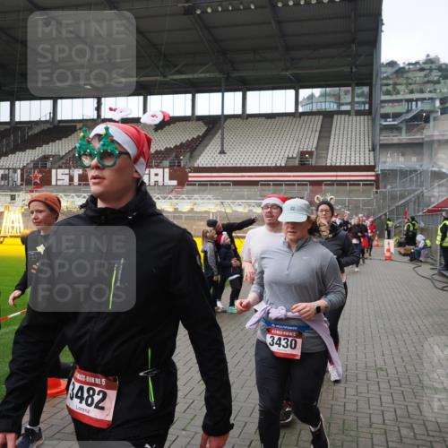 07.12.2025 - St. Pauli X-Mass-Run No. 15 Fabian Wolf http://msf.ph/oto/9421688 07.12.2025 11:47:30 Ziel 107, 121, 125, 131, 237, 254, 930, 992, 2221, 2223, 3416, 3419, 3430, 3471, 3482, 3594, 3596, 3655, 3664, 3754, 3770, 3798, 3800, 4883 meine-sportfotos.de