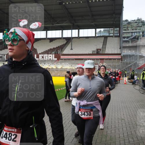 07.12.2025 - St. Pauli X-Mass-Run No. 15 Fabian Wolf http://msf.ph/oto/9421689 07.12.2025 11:47:30 Ziel 107, 121, 125, 131, 237, 254, 930, 992, 2221, 2223, 3416, 3419, 3430, 3471, 3482, 3594, 3596, 3655, 3664, 3754, 3770, 3798, 3800, 4883 meine-sportfotos.de