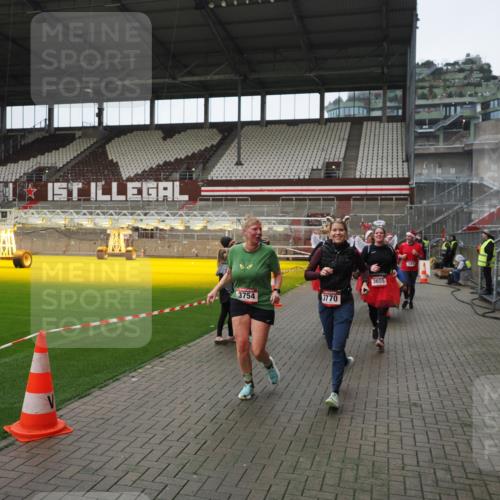 07.12.2025 - St. Pauli X-Mass-Run No. 15 Fabian Wolf http://msf.ph/oto/9421703 07.12.2025 11:47:34 Ziel 107, 121, 125, 131, 237, 245, 254, 930, 1540, 3416, 3419, 3430, 3594, 3596, 3655, 3664, 3754, 3770, 4883 meine-sportfotos.de