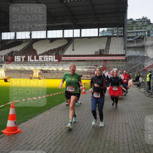 07.12.2025 - St. Pauli X-Mass-Run No. 15 Fabian Wolf http://msf.ph/oto/9421704 07.12.2025 11:47:34 Ziel 107, 121, 125, 131, 237, 245, 254, 930, 1540, 3416, 3419, 3430, 3594, 3596, 3655, 3664, 3754, 3770, 4883 meine-sportfotos.de