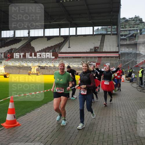 07.12.2025 - St. Pauli X-Mass-Run No. 15 Fabian Wolf http://msf.ph/oto/9421705 07.12.2025 11:47:34 Ziel 107, 121, 125, 131, 237, 245, 254, 930, 1540, 3416, 3419, 3430, 3594, 3596, 3655, 3664, 3754, 3770, 4883 meine-sportfotos.de