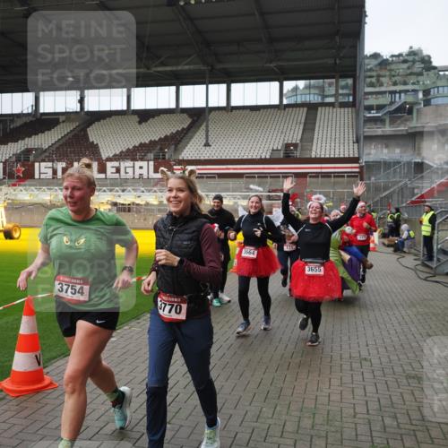 07.12.2025 - St. Pauli X-Mass-Run No. 15 Fabian Wolf http://msf.ph/oto/9421706 07.12.2025 11:47:35 Ziel 107, 121, 125, 131, 237, 245, 254, 930, 1540, 3416, 3419, 3430, 3594, 3596, 3655, 3664, 3754, 3770, 4883 meine-sportfotos.de