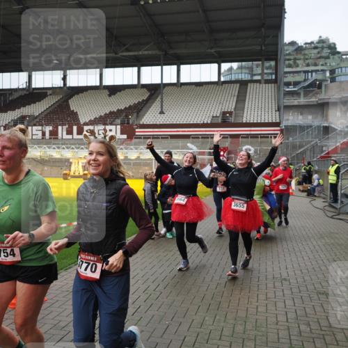 07.12.2025 - St. Pauli X-Mass-Run No. 15 Fabian Wolf http://msf.ph/oto/9421707 07.12.2025 11:47:35 Ziel 107, 121, 125, 131, 237, 245, 254, 930, 1540, 3416, 3419, 3430, 3594, 3596, 3655, 3664, 3754, 3770, 4883 meine-sportfotos.de