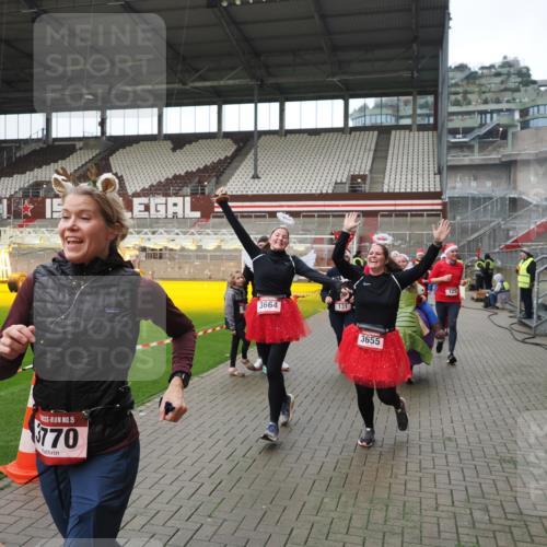 07.12.2025 - St. Pauli X-Mass-Run No. 15 Fabian Wolf http://msf.ph/oto/9421708 07.12.2025 11:47:35 Ziel 107, 121, 125, 131, 237, 245, 254, 930, 1540, 3416, 3419, 3430, 3594, 3596, 3655, 3664, 3754, 3770, 4883 meine-sportfotos.de