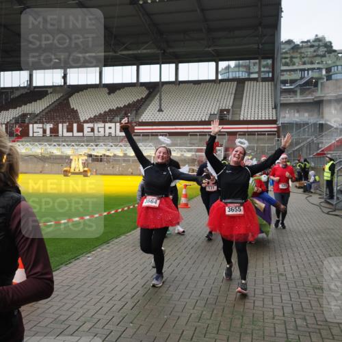 07.12.2025 - St. Pauli X-Mass-Run No. 15 Fabian Wolf http://msf.ph/oto/9421709 07.12.2025 11:47:36 Ziel 107, 121, 125, 131, 237, 245, 254, 930, 1540, 3416, 3419, 3430, 3594, 3596, 3655, 3664, 3754, 3770 meine-sportfotos.de