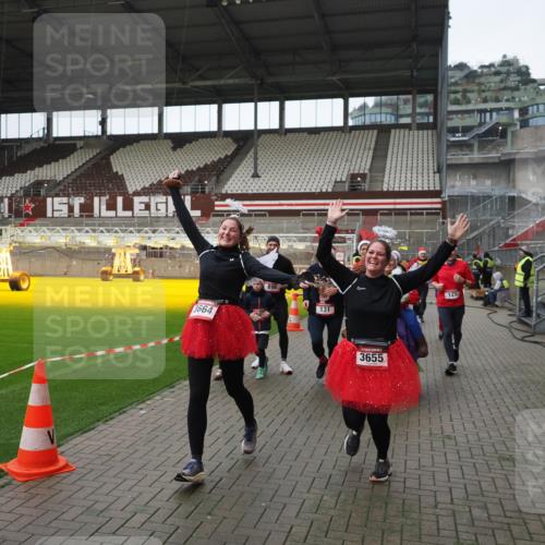 07.12.2025 - St. Pauli X-Mass-Run No. 15 Fabian Wolf http://msf.ph/oto/9421710 07.12.2025 11:47:36 Ziel 107, 121, 125, 131, 237, 245, 254, 930, 1540, 3416, 3419, 3430, 3594, 3596, 3655, 3664, 3754, 3770 meine-sportfotos.de