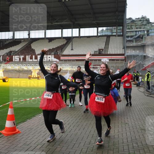 07.12.2025 - St. Pauli X-Mass-Run No. 15 Fabian Wolf http://msf.ph/oto/9421711 07.12.2025 11:47:36 Ziel 107, 121, 125, 131, 237, 245, 254, 930, 1540, 3416, 3419, 3430, 3594, 3596, 3655, 3664, 3754, 3770 meine-sportfotos.de
