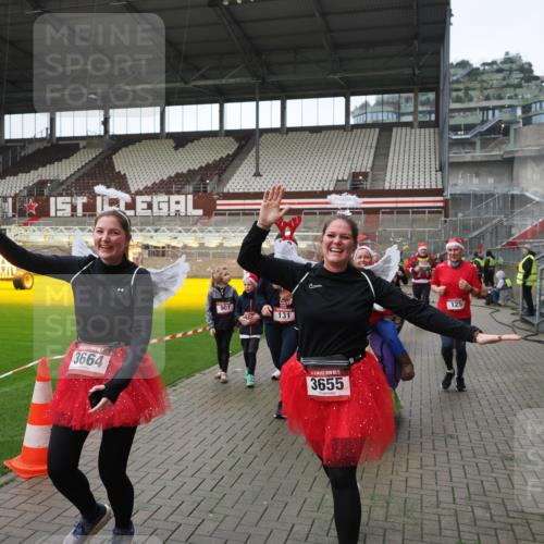 07.12.2025 - St. Pauli X-Mass-Run No. 15 Fabian Wolf http://msf.ph/oto/9421713 07.12.2025 11:47:36 Ziel 107, 121, 125, 131, 237, 245, 254, 930, 1540, 3416, 3419, 3430, 3594, 3596, 3655, 3664, 3754, 3770 meine-sportfotos.de
