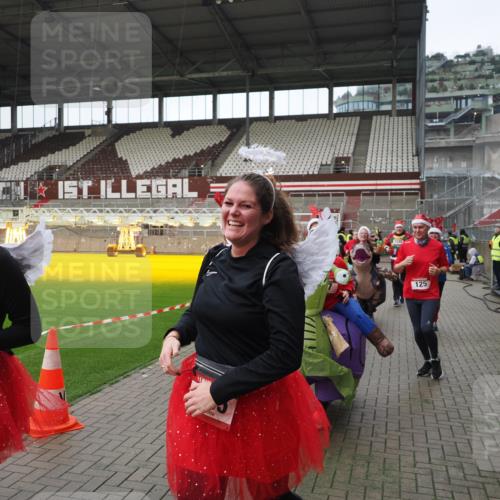 07.12.2025 - St. Pauli X-Mass-Run No. 15 Fabian Wolf http://msf.ph/oto/9421715 07.12.2025 11:47:37 Ziel 107, 121, 125, 131, 237, 245, 254, 930, 1540, 3416, 3419, 3430, 3594, 3596, 3655, 3664, 3754, 3770 meine-sportfotos.de