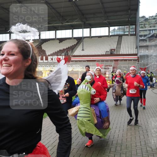 07.12.2025 - St. Pauli X-Mass-Run No. 15 Fabian Wolf http://msf.ph/oto/9421717 07.12.2025 11:47:37 Ziel 107, 121, 125, 131, 237, 245, 254, 930, 1540, 3416, 3419, 3430, 3594, 3596, 3655, 3664, 3754, 3770 meine-sportfotos.de