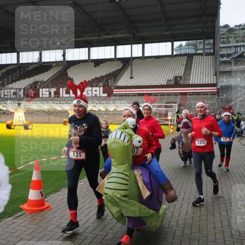 07.12.2025 - St. Pauli X-Mass-Run No. 15 Fabian Wolf http://msf.ph/oto/9421718 07.12.2025 11:47:37 Ziel 107, 121, 125, 131, 237, 245, 254, 930, 1540, 3416, 3419, 3430, 3594, 3596, 3655, 3664, 3754, 3770 meine-sportfotos.de