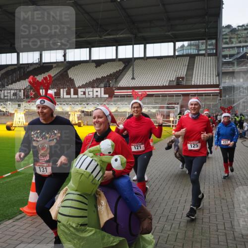 07.12.2025 - St. Pauli X-Mass-Run No. 15 Fabian Wolf http://msf.ph/oto/9421719 07.12.2025 11:47:38 Ziel 107, 121, 125, 131, 237, 245, 254, 930, 1540, 3416, 3419, 3430, 3594, 3596, 3655, 3664, 3754, 3770 meine-sportfotos.de