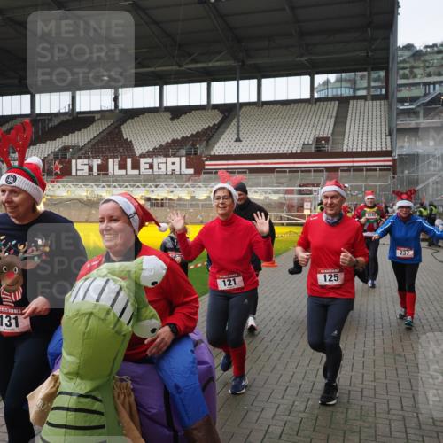 07.12.2025 - St. Pauli X-Mass-Run No. 15 Fabian Wolf http://msf.ph/oto/9421720 07.12.2025 11:47:38 Ziel 107, 121, 125, 131, 237, 245, 254, 930, 1540, 3416, 3419, 3430, 3594, 3596, 3655, 3664, 3754, 3770 meine-sportfotos.de