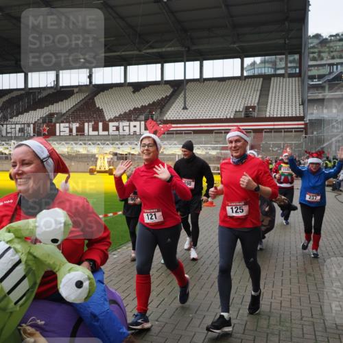 07.12.2025 - St. Pauli X-Mass-Run No. 15 Fabian Wolf http://msf.ph/oto/9421721 07.12.2025 11:47:38 Ziel 107, 121, 125, 131, 237, 245, 254, 930, 1540, 3416, 3419, 3430, 3594, 3596, 3655, 3664, 3754, 3770 meine-sportfotos.de
