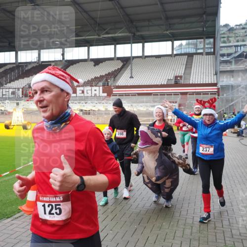 07.12.2025 - St. Pauli X-Mass-Run No. 15 Fabian Wolf http://msf.ph/oto/9421724 07.12.2025 11:47:39 Ziel 107, 121, 125, 131, 237, 245, 254, 930, 1540, 3416, 3419, 3430, 3594, 3596, 3655, 3664, 3754, 3770 meine-sportfotos.de