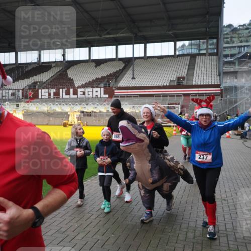 07.12.2025 - St. Pauli X-Mass-Run No. 15 Fabian Wolf http://msf.ph/oto/9421725 07.12.2025 11:47:39 Ziel 107, 121, 125, 131, 237, 245, 254, 930, 1540, 3416, 3419, 3430, 3594, 3596, 3655, 3664, 3754, 3770 meine-sportfotos.de