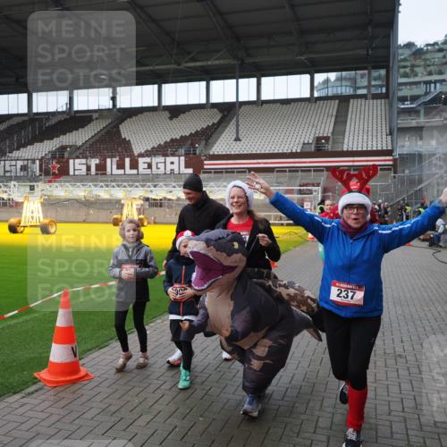 07.12.2025 - St. Pauli X-Mass-Run No. 15 Fabian Wolf http://msf.ph/oto/9421726 07.12.2025 11:47:39 Ziel 107, 121, 125, 131, 237, 245, 254, 930, 1540, 3416, 3419, 3430, 3594, 3596, 3655, 3664, 3754, 3770 meine-sportfotos.de