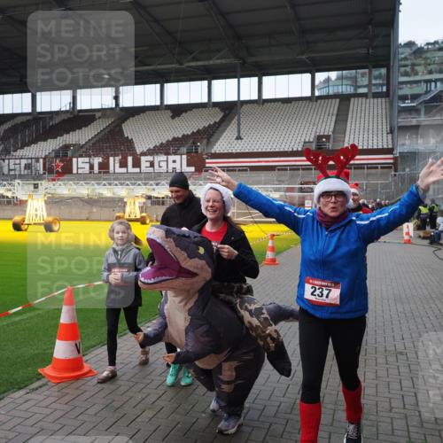 07.12.2025 - St. Pauli X-Mass-Run No. 15 Fabian Wolf http://msf.ph/oto/9421727 07.12.2025 11:47:40 Ziel 107, 121, 125, 131, 237, 245, 254, 930, 1540, 1951, 3416, 3419, 3430, 3655, 3664, 3754, 3770 meine-sportfotos.de
