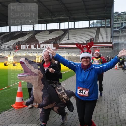 07.12.2025 - St. Pauli X-Mass-Run No. 15 Fabian Wolf http://msf.ph/oto/9421728 07.12.2025 11:47:40 Ziel 107, 121, 125, 131, 237, 245, 254, 930, 1540, 1951, 3416, 3419, 3430, 3655, 3664, 3754, 3770 meine-sportfotos.de