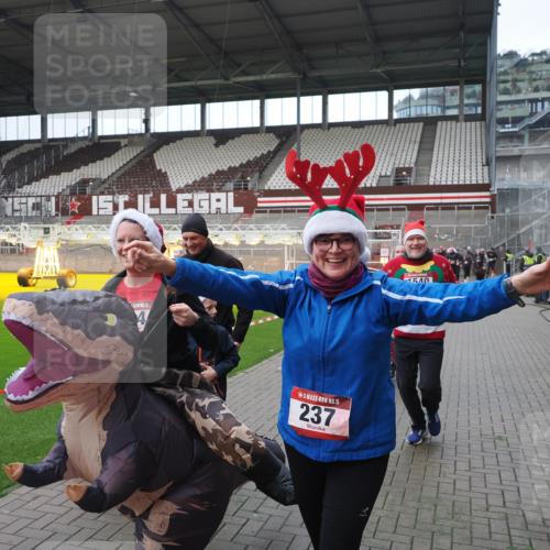 07.12.2025 - St. Pauli X-Mass-Run No. 15 Fabian Wolf http://msf.ph/oto/9421729 07.12.2025 11:47:40 Ziel 107, 121, 125, 131, 237, 245, 254, 930, 1540, 1951, 3416, 3419, 3430, 3655, 3664, 3754, 3770 meine-sportfotos.de