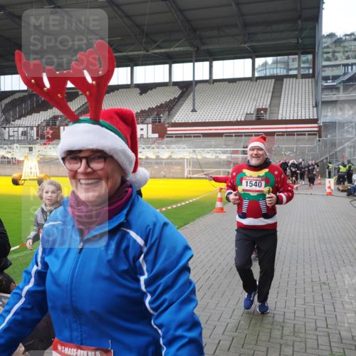 07.12.2025 - St. Pauli X-Mass-Run No. 15 Fabian Wolf http://msf.ph/oto/9421731 07.12.2025 11:47:40 Ziel 107, 121, 125, 131, 237, 245, 254, 930, 1540, 1951, 3416, 3419, 3430, 3655, 3664, 3754, 3770 meine-sportfotos.de