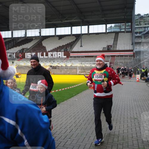 07.12.2025 - St. Pauli X-Mass-Run No. 15 Fabian Wolf http://msf.ph/oto/9421732 07.12.2025 11:47:41 Ziel 107, 121, 125, 131, 237, 245, 254, 930, 1032, 1540, 1622, 1951, 3655, 3664, 3754, 3770 meine-sportfotos.de