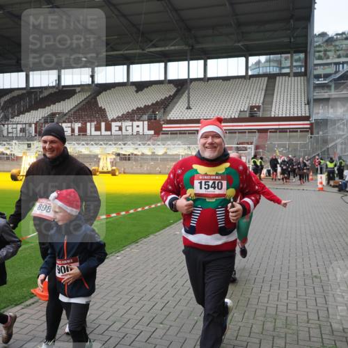 07.12.2025 - St. Pauli X-Mass-Run No. 15 Fabian Wolf http://msf.ph/oto/9421733 07.12.2025 11:47:41 Ziel 107, 121, 125, 131, 237, 245, 254, 930, 1032, 1540, 1622, 1951, 3655, 3664, 3754, 3770 meine-sportfotos.de