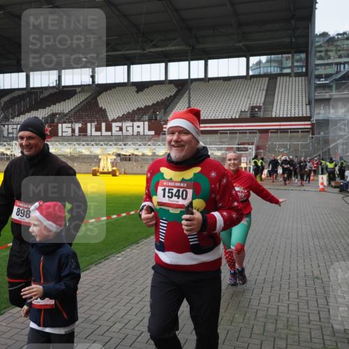 07.12.2025 - St. Pauli X-Mass-Run No. 15 Fabian Wolf http://msf.ph/oto/9421734 07.12.2025 11:47:41 Ziel 107, 121, 125, 131, 237, 245, 254, 930, 1032, 1540, 1622, 1951, 3655, 3664, 3754, 3770 meine-sportfotos.de