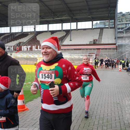 07.12.2025 - St. Pauli X-Mass-Run No. 15 Fabian Wolf http://msf.ph/oto/9421735 07.12.2025 11:47:41 Ziel 107, 121, 125, 131, 237, 245, 254, 930, 1032, 1540, 1622, 1951, 3655, 3664, 3754, 3770 meine-sportfotos.de
