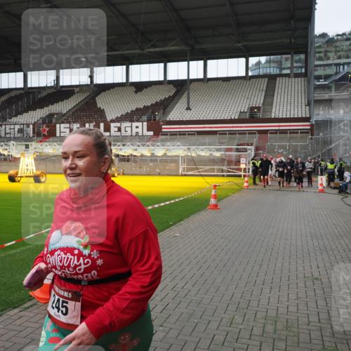 07.12.2025 - St. Pauli X-Mass-Run No. 15 Fabian Wolf http://msf.ph/oto/9421739 07.12.2025 11:47:42 Ziel 107, 121, 125, 131, 237, 245, 254, 1032, 1534, 1539, 1540, 1622, 1951, 3225, 3655, 3664, 3754, 3770 meine-sportfotos.de