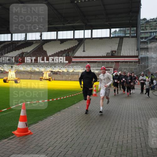 07.12.2025 - St. Pauli X-Mass-Run No. 15 Fabian Wolf http://msf.ph/oto/9421743 07.12.2025 11:47:46 Ziel 107, 121, 125, 131, 237, 245, 254, 1032, 1534, 1539, 1540, 1622, 1951, 2451, 2452, 2475, 3225, 3227, 3655, 3664, 3754, 3770 meine-sportfotos.de