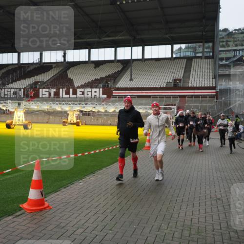 07.12.2025 - St. Pauli X-Mass-Run No. 15 Fabian Wolf http://msf.ph/oto/9421744 07.12.2025 11:47:46 Ziel 107, 121, 125, 131, 237, 245, 254, 1032, 1534, 1539, 1540, 1622, 1951, 2451, 2452, 2475, 3225, 3227, 3655, 3664, 3754, 3770 meine-sportfotos.de