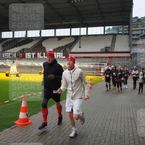 07.12.2025 - St. Pauli X-Mass-Run No. 15 Fabian Wolf http://msf.ph/oto/9421747 07.12.2025 11:47:47 Ziel 107, 121, 125, 131, 237, 245, 254, 1032, 1534, 1539, 1540, 1622, 1951, 2381, 2384, 2451, 2452, 2475, 3225, 3227, 3655, 3664 meine-sportfotos.de