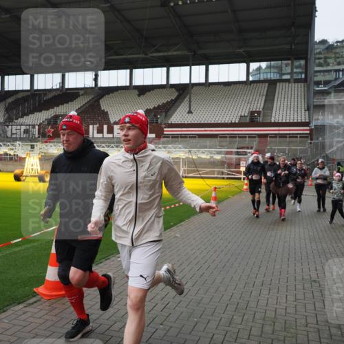 07.12.2025 - St. Pauli X-Mass-Run No. 15 Fabian Wolf http://msf.ph/oto/9421748 07.12.2025 11:47:47 Ziel 107, 121, 125, 131, 237, 245, 254, 1032, 1534, 1539, 1540, 1622, 1951, 2381, 2384, 2451, 2452, 2475, 3225, 3227, 3655, 3664 meine-sportfotos.de