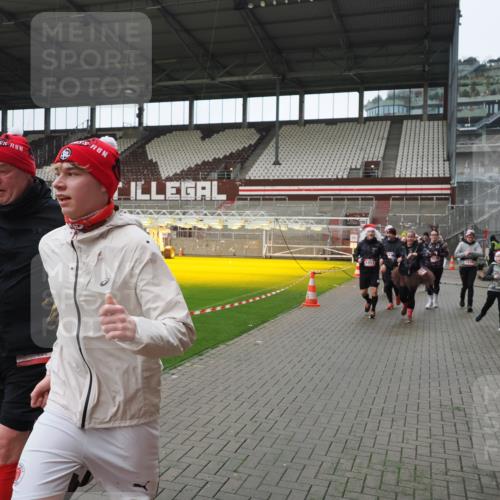 07.12.2025 - St. Pauli X-Mass-Run No. 15 Fabian Wolf http://msf.ph/oto/9421749 07.12.2025 11:47:47 Ziel 107, 121, 125, 131, 237, 245, 254, 1032, 1534, 1539, 1540, 1622, 1951, 2381, 2384, 2451, 2452, 2475, 3225, 3227, 3655, 3664 meine-sportfotos.de