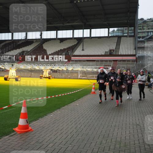 07.12.2025 - St. Pauli X-Mass-Run No. 15 Fabian Wolf http://msf.ph/oto/9421750 07.12.2025 11:47:48 Ziel 107, 121, 125, 131, 237, 245, 254, 1032, 1534, 1539, 1540, 1622, 1951, 2381, 2384, 2451, 2452, 2475, 2516, 3225, 3227, 4425, 4427 meine-sportfotos.de