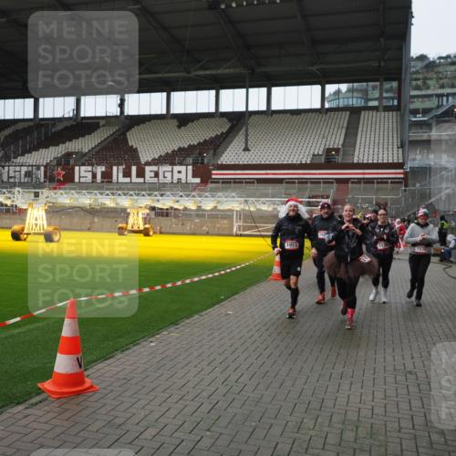 07.12.2025 - St. Pauli X-Mass-Run No. 15 Fabian Wolf http://msf.ph/oto/9421752 07.12.2025 11:47:49 Ziel 121, 237, 245, 254, 1032, 1534, 1539, 1540, 1622, 1951, 2381, 2384, 2451, 2452, 2475, 2516, 3225, 3227, 4425, 4427 meine-sportfotos.de