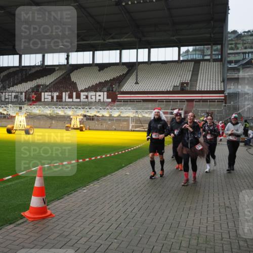 07.12.2025 - St. Pauli X-Mass-Run No. 15 Fabian Wolf http://msf.ph/oto/9421753 07.12.2025 11:47:49 Ziel 121, 237, 245, 254, 1032, 1534, 1539, 1540, 1622, 1951, 2381, 2384, 2451, 2452, 2475, 2516, 3225, 3227, 4425, 4427 meine-sportfotos.de