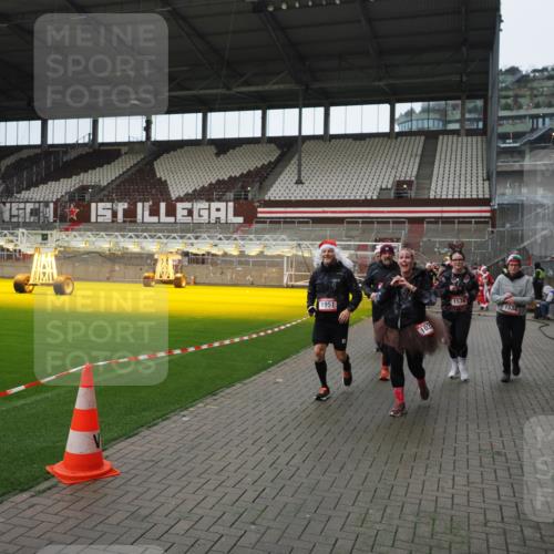 07.12.2025 - St. Pauli X-Mass-Run No. 15 Fabian Wolf http://msf.ph/oto/9421754 07.12.2025 11:47:49 Ziel 121, 237, 245, 254, 1032, 1534, 1539, 1540, 1622, 1951, 2381, 2384, 2451, 2452, 2475, 2516, 3225, 3227, 4425, 4427 meine-sportfotos.de