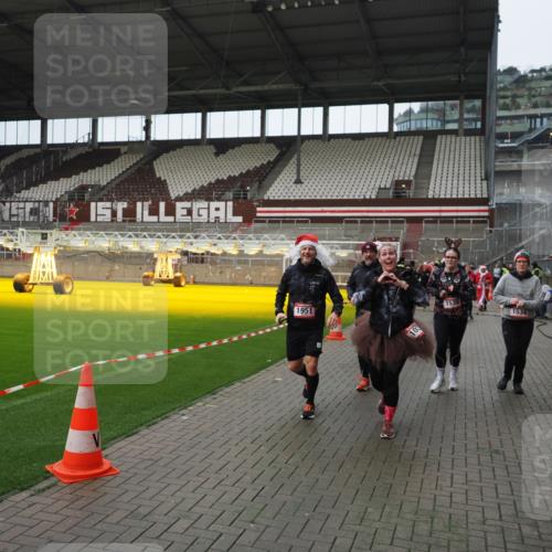 07.12.2025 - St. Pauli X-Mass-Run No. 15 Fabian Wolf http://msf.ph/oto/9421756 07.12.2025 11:47:50 Ziel 245, 1032, 1534, 1539, 1540, 1622, 1951, 2381, 2384, 2451, 2452, 2475, 2516, 3225, 3227, 3313, 4425, 4427 meine-sportfotos.de