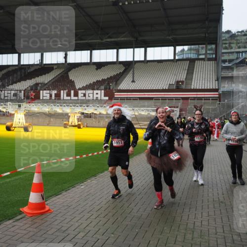 07.12.2025 - St. Pauli X-Mass-Run No. 15 Fabian Wolf http://msf.ph/oto/9421758 07.12.2025 11:47:50 Ziel 245, 1032, 1534, 1539, 1540, 1622, 1951, 2381, 2384, 2451, 2452, 2475, 2516, 3225, 3227, 3313, 4425, 4427 meine-sportfotos.de