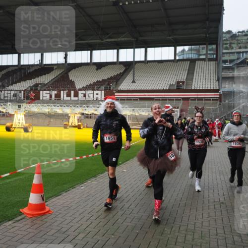07.12.2025 - St. Pauli X-Mass-Run No. 15 Fabian Wolf http://msf.ph/oto/9421759 07.12.2025 11:47:50 Ziel 245, 1032, 1534, 1539, 1540, 1622, 1951, 2381, 2384, 2451, 2452, 2475, 2516, 3225, 3227, 3313, 4425, 4427 meine-sportfotos.de