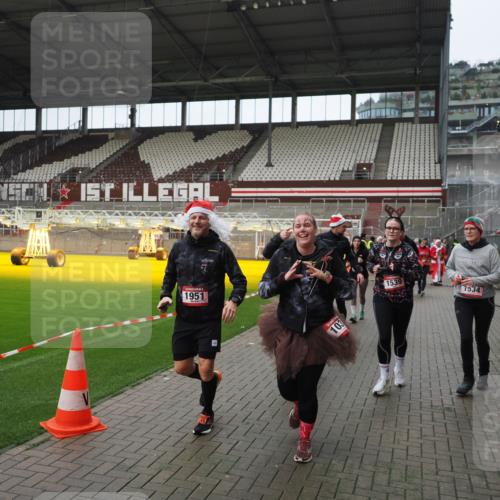 07.12.2025 - St. Pauli X-Mass-Run No. 15 Fabian Wolf http://msf.ph/oto/9421760 07.12.2025 11:47:50 Ziel 245, 1032, 1534, 1539, 1540, 1622, 1951, 2381, 2384, 2451, 2452, 2475, 2516, 3225, 3227, 3313, 4425, 4427 meine-sportfotos.de