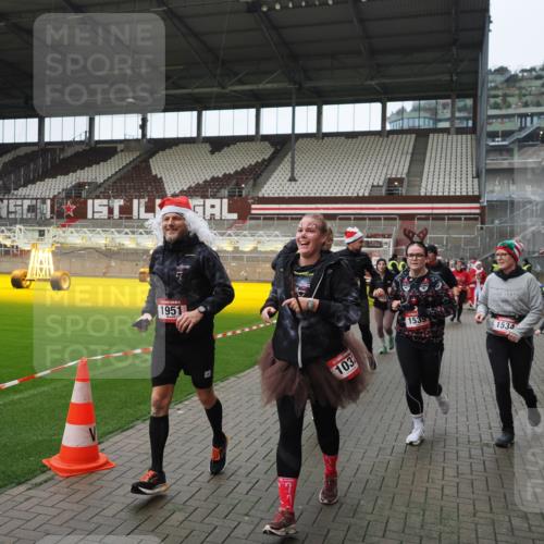 07.12.2025 - St. Pauli X-Mass-Run No. 15 Fabian Wolf http://msf.ph/oto/9421761 07.12.2025 11:47:51 Ziel 245, 1032, 1534, 1539, 1540, 1622, 1951, 2381, 2384, 2451, 2452, 2475, 2516, 3225, 3227, 3313, 4425, 4427 meine-sportfotos.de