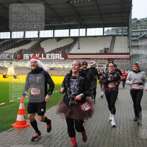 07.12.2025 - St. Pauli X-Mass-Run No. 15 Fabian Wolf http://msf.ph/oto/9421762 07.12.2025 11:47:51 Ziel 245, 1032, 1534, 1539, 1540, 1622, 1951, 2381, 2384, 2451, 2452, 2475, 2516, 3225, 3227, 3313, 4425, 4427 meine-sportfotos.de