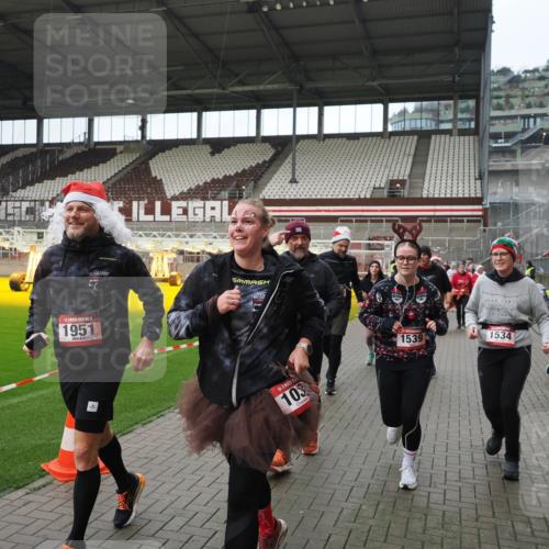 07.12.2025 - St. Pauli X-Mass-Run No. 15 Fabian Wolf http://msf.ph/oto/9421763 07.12.2025 11:47:51 Ziel 245, 1032, 1534, 1539, 1540, 1622, 1951, 2381, 2384, 2451, 2452, 2475, 2516, 3225, 3227, 3313, 4425, 4427 meine-sportfotos.de