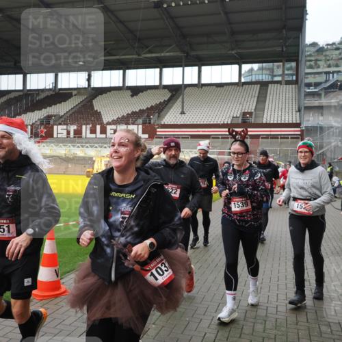 07.12.2025 - St. Pauli X-Mass-Run No. 15 Fabian Wolf http://msf.ph/oto/9421764 07.12.2025 11:47:51 Ziel 245, 1032, 1534, 1539, 1540, 1622, 1951, 2381, 2384, 2451, 2452, 2475, 2516, 3225, 3227, 3313, 4425, 4427 meine-sportfotos.de