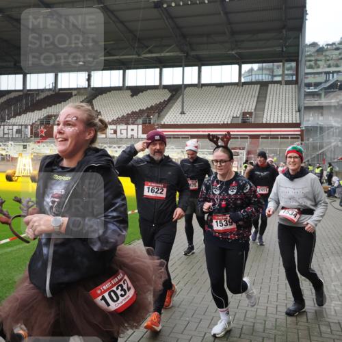 07.12.2025 - St. Pauli X-Mass-Run No. 15 Fabian Wolf http://msf.ph/oto/9421765 07.12.2025 11:47:51 Ziel 245, 1032, 1534, 1539, 1540, 1622, 1951, 2381, 2384, 2451, 2452, 2475, 2516, 3225, 3227, 3313, 4425, 4427 meine-sportfotos.de